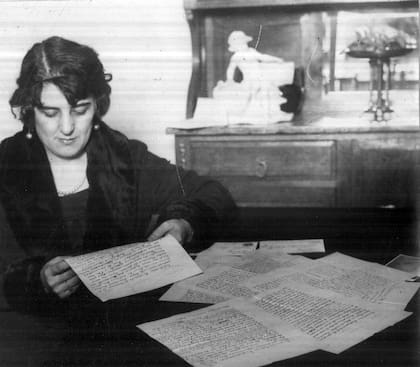 Catita Raventós leyendo una carta de Florencio Sánchez. Se casaron en 1903.