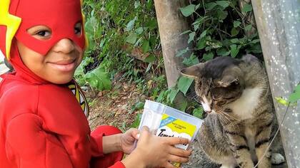 Catman tiene un vínculo especial con los gatos de la calle