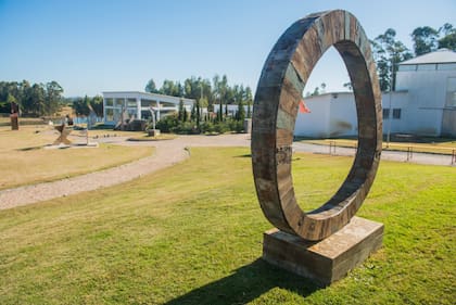 "Catorce Orientales", obra de Ricardo Pascale en el Parque de la Fundación Atchugarry.