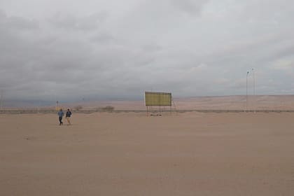 Catriel y otros dos jóvenes pasan sus días en pleno desierto, casi sin provisiones