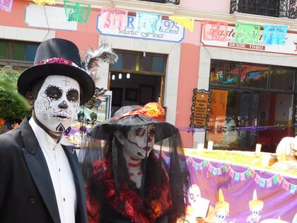 Catrina y su acompañante en el pueblo mágico de Real del Monte.