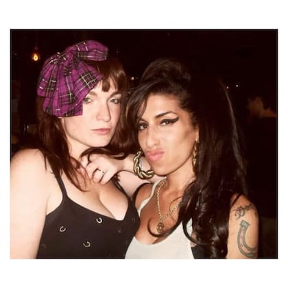 Catriona Gourlay y Amy Winehouse en una imagen que compartió la amiga de la cantante en su cuenta de Instagram