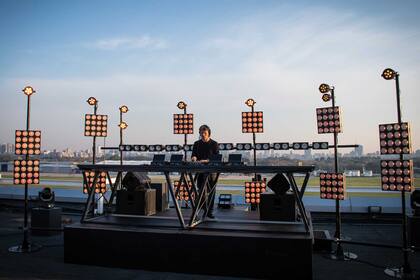 Cattáneo en el Aeroparque de Buenos Aires, en uno de los DJ Sets vía streaming que hizo durante la cuarentena de 2020