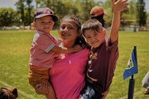 Caty Cantero junto a sus dos hijos: el rugby fue unas de las actividades que más la ayudaron durante el encierro