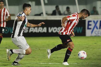 Cauteruccio (Estudiantes), se lleva la pelota; el equipo de Zielinski tuvo la victoria en el descuento pero no pudo ganar