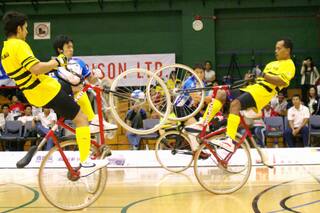 Esos raros deportes no tan nuevos: "fútbol" en bicicleta, rugby en el agua...