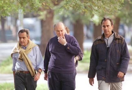 Domingo Cavallo, con Rosendo Fraga y Guillermo Francos, caminan por Palermo en marzo de 2001