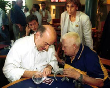 Domingo Cavallo, en campaña, recorrió el barrio de La Boca y no perdió oportunidad de sacarse una foto con La Raulito. Detrás de ellos, Martha Oyhanarte