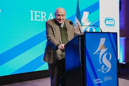 Cavallo sigue sin hablar de la economía argentina con periodistas.