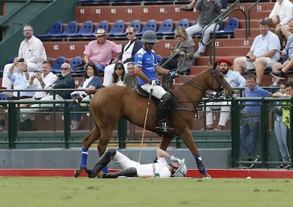 Cavanagh yace dolorido por un golpe en la rodilla izquierda provocado por una fricción de juego con Facundo Pieres; la imagen contrasta con el resultado final del encuentro.