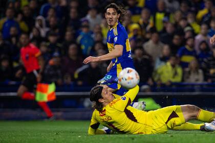 Cavani acaba de mostrar una vez su primera clase mundial, con un toque suave, preciso y grácil que requirió coordinación y lucidez para doblegar a Cássio; el buen arquero brasileño eliminó a Boca en 2012 y 2022.