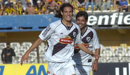 Cavani, con brackets y 19 años, celebra un gol para Danubio ante Nacional, en 2006