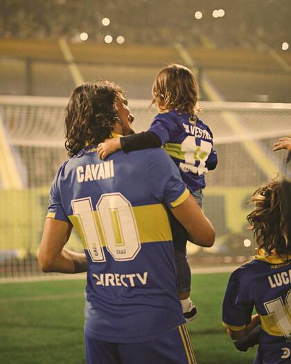 Cavani con su hijo Silvestre en brazos, en plena Bombonera