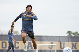 Cavani al banco y tres variantes más en Boca, que cambia dentro y fuera de la cancha