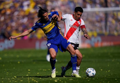 Cavani disputa con Enzo Pérez la pelota en la acción en la que el capitán salió lesionado