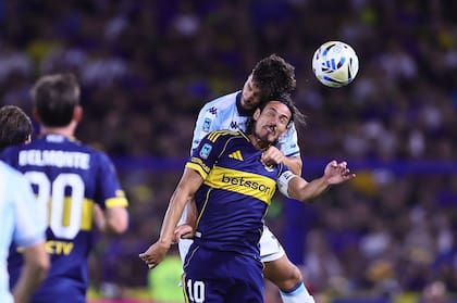 Cavani en una pelota aérea dividida: el capitán no pesó en el partido