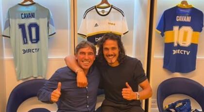Cavani junto a Sergio Manteca Martínez, en el vestuario de la Bombonera