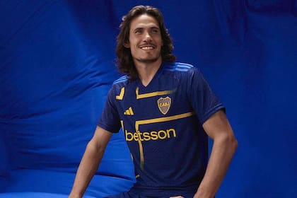 Cavani luce una camiseta alternativa de Boca de 2024, con el diseño de la bandera sueca