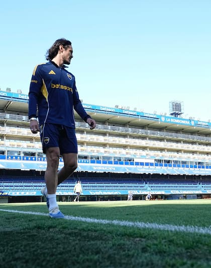 Cavani, por ahora, ve la cancha desde afuera