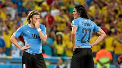 Cavani y Forlán, compañeros en la selección de Uruguay.
