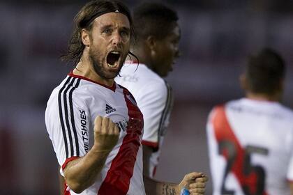 Cavenaghi marcó dos goles y se fue ovacionado