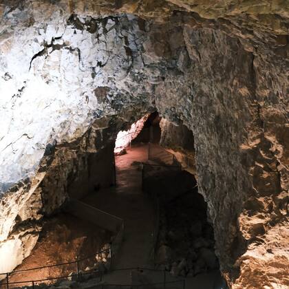 Cavers & Inn es un restaurante y hotel que permite hospedarse 60 metros bajo tierra en una de las cavernas secas más grandes de EE.UU. (Facebook/Grand Canyon Caverns & Resort)