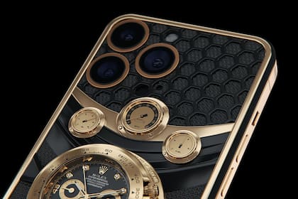 Caviar creó un iPhone 14 Pro bañado en oro que tiene un Rolex Daytona incrustado en el dorso. Sólo se harán 3 unidades y tiene un precio de 135.000 dólares