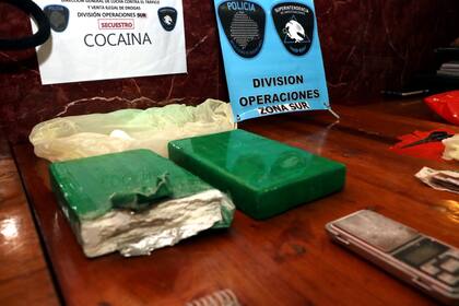 Los agentes secuestraron 2 panes de cocaína con un peso de 1920 kilogramos, 62 envoltorios de nylon con cocaína, $133.930 en efectivo, US$10.000, entre otros elementos