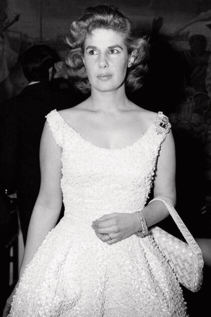 Cayetana en 1960 con el vestido de cóctel de Manuel Pertegaz que se muestra en la invitación y en el catálogo de la exhibición.