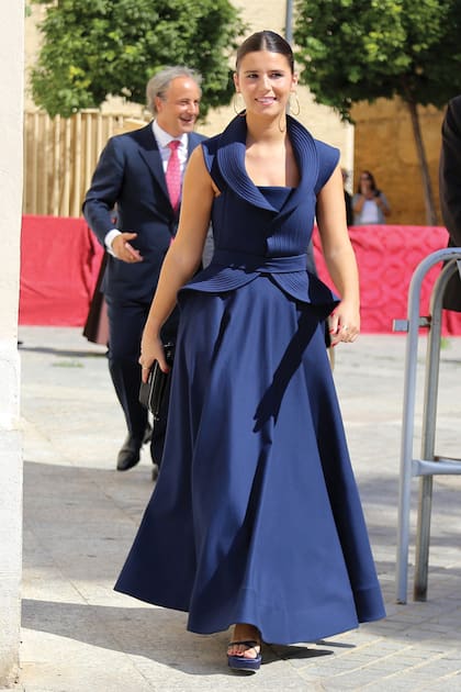 Cayetana “Tana” Rivera, la hija de Eugenia Martínez de Irujo y Francisco Rivera y sobrina del novio, eligió un diseño de Roberto Diz con chaleco, cintura marcada y una falda larga y con mucho volumen