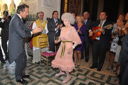 Cayetana y Alfonso, bailando en su fiesta de casamiento, en Las Dueñas.