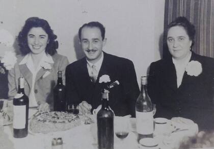 Cayetano Persico y su esposa Porota. A la derecha, doña Rosalía Ruocco, la "inventora" de los sorrentinos.