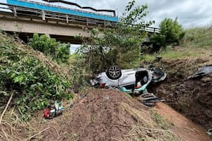 Un hombre despistó en la ruta 12, cayó con el auto debajo de un puente y murió
