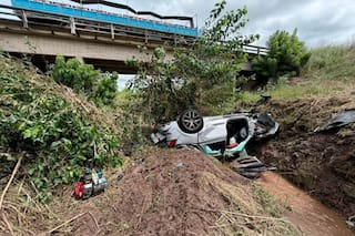 Un hombre despistó en la ruta 12, cayó con el auto debajo de un puente y murió