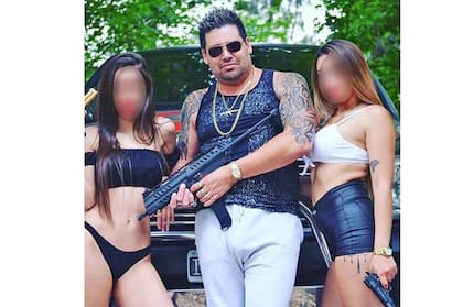 El sindicado capo narco subía fotos a las redes sociales armado y rodeado de mujeres 