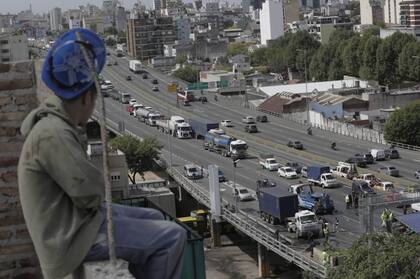 Cayó un camión de la autopista 25 de Mayo: el chofer está atrapado