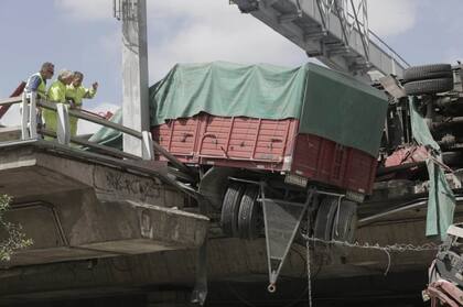 El acoplado del camión cuya cabina cayó de la autopista quedó colgado del borde de la autovía
