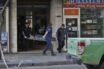 Policías se llevan del edificio de la calle Salta 1571, Mar del Plata, el cuerpo de Jordana Belén Rivero