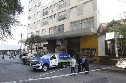 La policía, frente al edificio de la calle Salta 1571, Mar del Plata, desde el cual cayó al vacío, ya desvanecida y golpeada, Jordana Belén Rivero