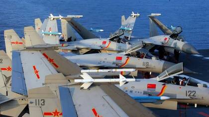 Cazabombarderos J15 a bordo del portaaviones chino Liaoning