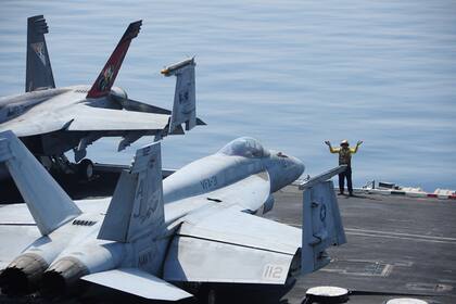 Cazas F/A-18C a punto de despegar del portaaviones George H.W. Bush, en el Golfo