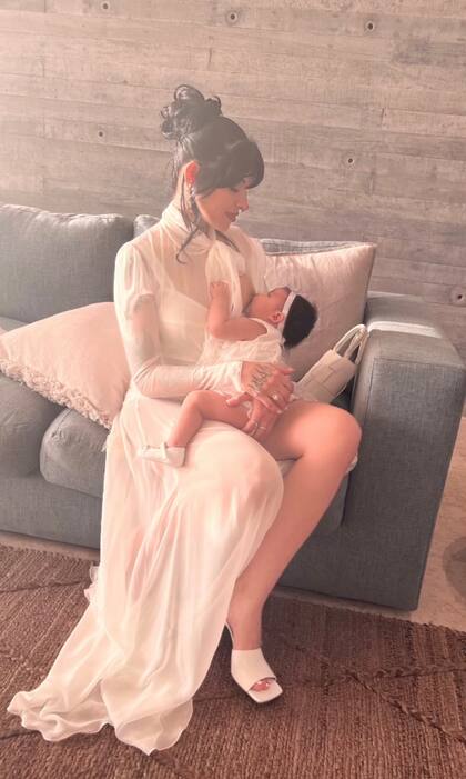 Cazzu con su bebé Inti, una vez que terminó el parto