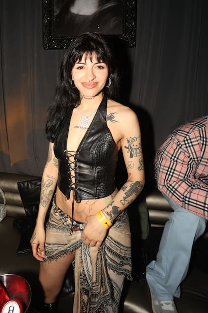 Cazzu, con un look bohemio, posó radiante ante los flashes