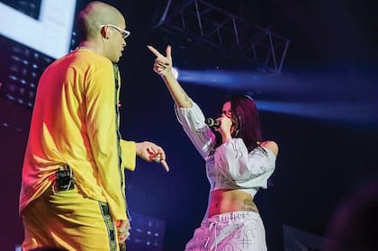 Cazzu en el Luna Park con Bad Bunny, que le tiró la boca en el escenario