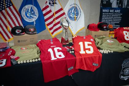 CBP decomisará productos falsificados, como camisetas y gorras del Super Bowl, que a menudo financian redes delictivas
