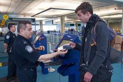CBP ofrece aplicaciones móviles para ayudar a los viajeros a agilizar su ingreso a EE.UU.