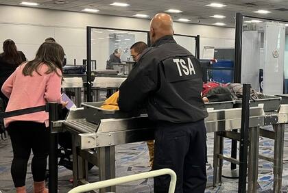 CBP revisará las imágenes de rayos X del equipaje antes de que los aviones aterricen, agilizando el proceso de entrada sin duplicar los controles de TSA