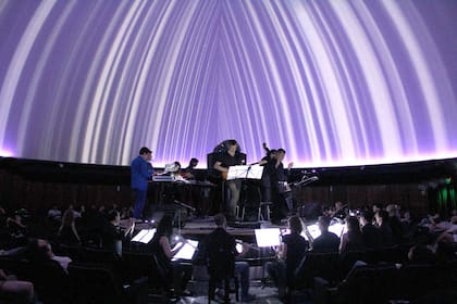 Una orquesta con instrumentos tradicionales y tablets ejemplifica un concepto clave del Centro Cultural Rojas