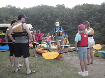 Sede de dos lagos, el extenso Pierce y el más pequeño lago Olson, el área es ideal para la práctica del senderismo, la pesca y los paseos en bote
