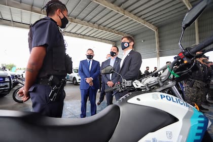 Acto de entrega de patrulleros en Florencio Varela, con el gobernador Axel Kicillof y Sergio Berni